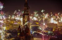 Das Feuerwerk geht zu Silvester über den Dächern von Freiburg ab: Im Schlossberg-Restaurant Dattler.