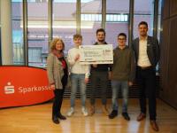 Sparkassen-Börsenspiel 2019 der Sparkasse Freiburg: Gruppe „HODL Wallet“: Dario Maier Tolic, Alex Sita und Nico Schneider von der Emmendinger GHSE lagen auf dem 3. Platz (es fehlt: Fabian Eschbach)