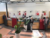 Virus-Etikette: Sparkassendirektor Erich Greil mit Mitarbeitern der Sparkasse Freiburg in der Coronavirus-Krise