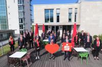 Neue Azubis bei der  Sparkasse Freiburg: Sparkassen-Auszubildenden des Jahrgang 2020 mit Ausbildungsleiter Roman Ringwald (2. v. r.) und Ausbilderin Stella Sereno (ganz links). 