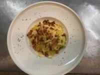 Francesco Caridi: Freiburgs König des Pasta-Renners „Spaghetti alla Carbonara“ mit Teller ohne Dekoration.