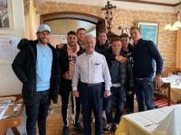 Freiburgs SC-Spieler bei ihrem Nobel-Italiener Francesco Caridi: Im San Marino.