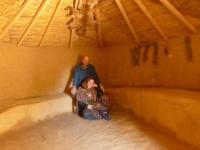 Erd-Jurte: Schamanin Eva-Maria Schöne bemüht sich um Seelenfrieden mit Natur-Kraft.