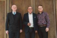 Sparkassendirektor Horst Kary mit In­ter­vie­w­er Werner Semmler und Fotograf Fionn Groß.