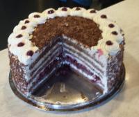 Diese Schwarzwälder Kirchtorte von Meister Vogelbacher (Café Feldbergblick in Schwärzenbach) schmeckte uns am besten. Außen schlicht, aber innen sortenrein und sehr fein.