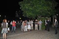 Menschlicher Schutzwall um die letzte Kastanie? Nein, Lampenbemusterung!