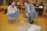 Zum Niederknien! Neues graues Gutshofpflaster wird fotografiert und belächelt.