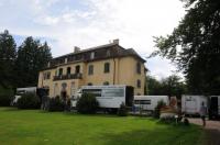 Wieder eine Fernseh-Kulisse aus Umkirch: Christine Kaufmann spielt im Queen-Auguste-Victoria-Park für die ARD!