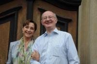 Charme-Offensive: Schauspielerin Christine Kaufmann verblüfft  Parkschöpfer Werner Semmler während der Drehpausen in Umkirch.