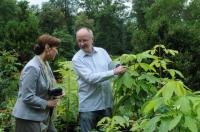 Während der Drehpausen lässt sich Christine Kaufmann die  jungen "Baum-Kinder" von Werner Semmler zeigen