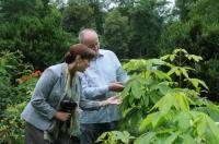 Während der Drehpausen lässt sich Christine Kaufmann die  jungen "Baum-Kinder" von Werner Semmler zeigen