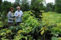 Während der Drehpausen lässt sich Christine Kaufmann die  jungen "Baum-Kinder" von Werner Semmler zeigen