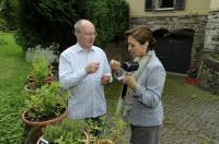 Lampenfiieber hat Schauspielerin Christine Kaufmann nicht mehr: Aber den Baldrian und andere Kräuter kostete sie mit Werner Semmler