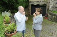 Geruchs-Proben: Schauspielerin Christine Kaufmann riecht  mit Parkschöpfer Werner Semmler an seinen Duft-Kräutern 