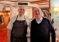 Küchenchef  Gregor Schlüter mit Restaurant-Kriker Werner Semmler im Romantik-Hotell Rindenmühle in Villingen